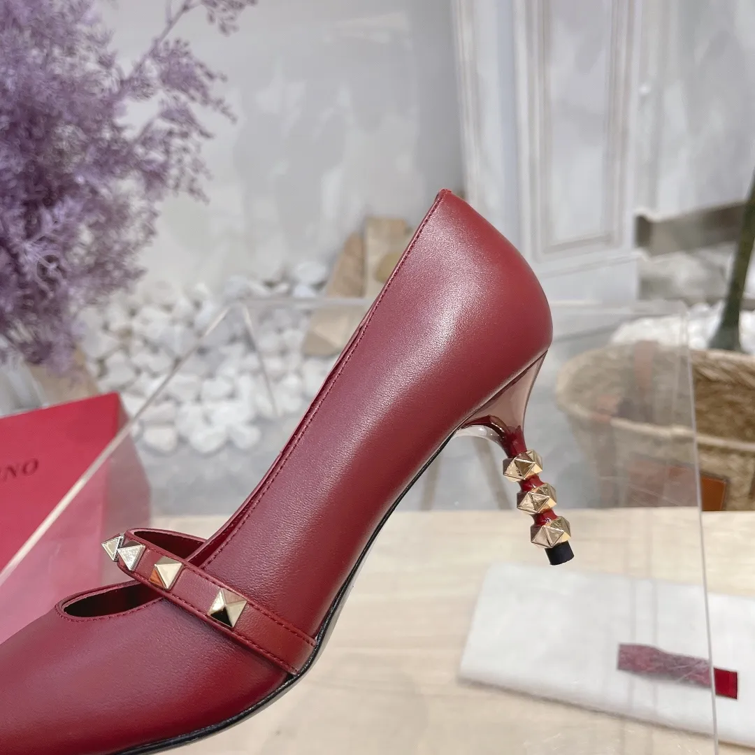 💕💕Factory direct selling price p440💕💕 Genuine leather sole +40 🆕Valentino. Valentino👑👑Latest series in the counter, the highest version, perfect details, very eye-catching catwalk series launched, V family’s hot rivet elements, luxurious and gorgeous! Various colors can be matched with beautiful clothes in spring and summer. There are many choices🎉🎉Exquisite and durable. It is copied at 1:1 of the original product. The upper foot is very pedicure-like. The key point is that it is very good and easy to control. It does not grind the feet and does not tire the feet. It is a walking artifact. The last shape is completely compared to the counter. The details are perfect. Without the original version, it would not be so exquisite! (Note! The heel shape and height are exclusively molded according to the original version, and are not randomly substituted by the market🐂) The color and texture of the fasteners are consistent with the original version! 🔺Fabric: Imported sheepskin, 🔺Lining: According to the original high-gloss imported sheepskin lining 🔺6 colors to choose from: black ➕black belt, black ➕white belt, pink, burgundy, white, apricot 🔺Number of yards: 35 to 42 yards (42 yards are not exchanged) 🔺Heel height: 7cm Rubber sole Genuine leather sole +40